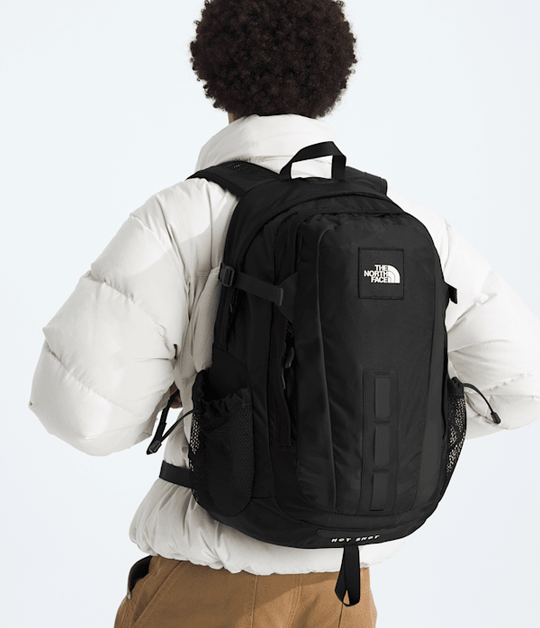 Hot-Shot-SE-Backpack-TNF-TNF-BlackTNF-White-MODELBACK.png