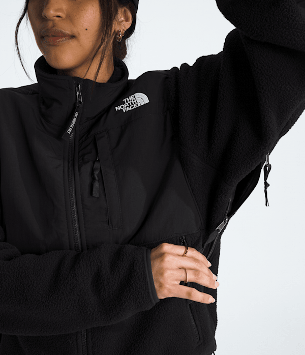 Womens-Retro-Denali-Jacket-TNF-MODELALT2.png